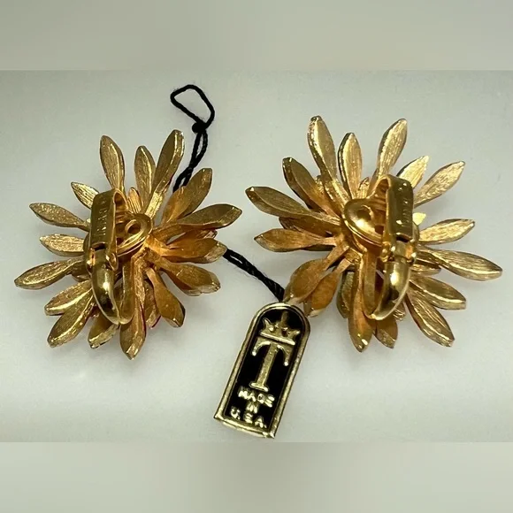 1/18 Trifari Clip On Earrings - Picture 2 of 2